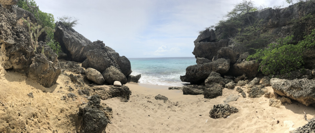 Hidden beach cove in Curaçao - explore by rental car with Dushi Drive